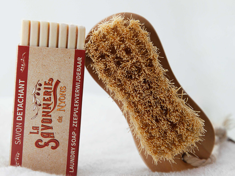 Le Fiel de Bœuf : 10 Raisons étonnantes de l'utiliser pour détacher | La Savonnerie de Nyons Saon détachant naturel au fiel de boeuf, comment bien l'utiliser.