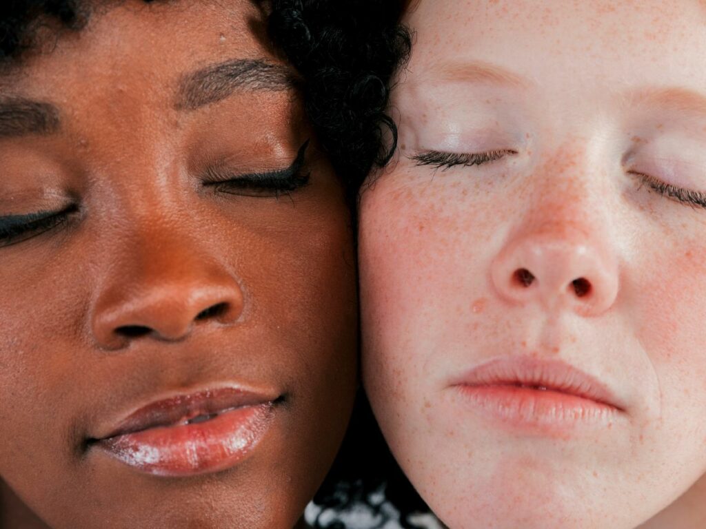 'argile rouge possède des propriétés apaisantes qui peuvent réduire les irritations et les rougeurs, rendant la peau plus douce et plus lisse de tousles types de peau.