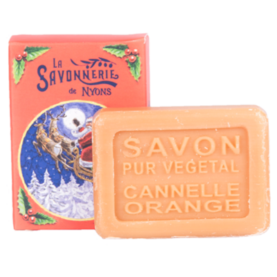 Mini savon rectangle de 25g à la canelle et à l'orange avec un emballage papier illustré par un traineau Pere Noel de la collection "Mini savons" - Fabriqué en France par La Savonnerie de Nyons