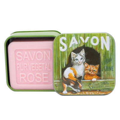 Savons dans une boite en métal avec une illustration de plusieurs chats blancs de la collection de savons  "Boites avec Savons"