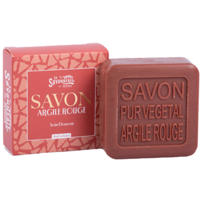 Savon carré de 100g à l'argile rouge avec un emballage papier rouge de la collection "Savons à l’argile" - Fabriqué en France par La Savonnerie de Nyons