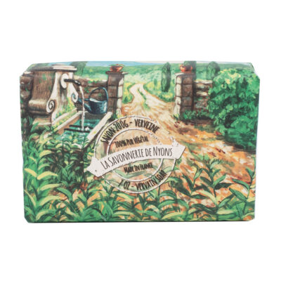 La Savonnerie de Nyons | La Savonnerie de Nyons Savon de 200g à la verveine avec emballage papier avec une illustration aquarelle d'un jardin provençal de la collection "Savons solides et liquides" - Fabriqué en France par La Savonnerie de Nyons