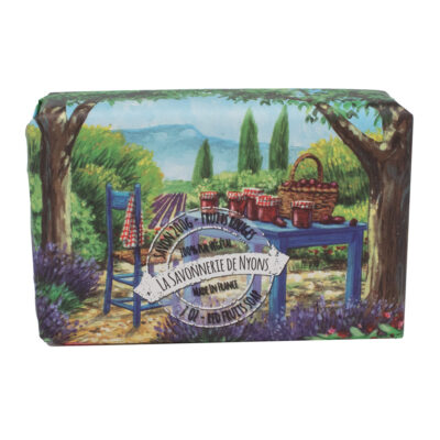 La Savonnerie de Nyons | La Savonnerie de Nyons Savon de 200g aux fruits rouges avec emballage papier avec une illustration aquarelle de paysage provençal et paniers remplis de fruits rouges de la collection "Savons solides et liquides" - Fabriqué en France par La Savonnerie de Nyons
