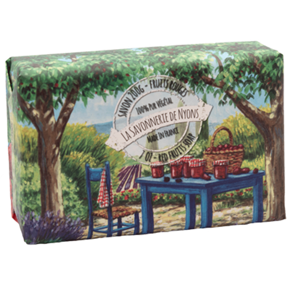 Savon de 200g aux fruits rouges avec emballage papier avec une illustration aquarelle de paysage provençal et paniers remplis de frutis rouges  de la collection "Savons solides et liquides" - Fabriqué en France par La Savonnerie de Nyons