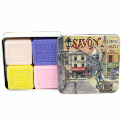 Boite en metal vintage illustrée par un dessin du quartier de Montmartre contenant 4 savons de 100g chacun à la rose- à la lavande- à la verveine et à la fleur de coton de la collection "Coffrets Savons"