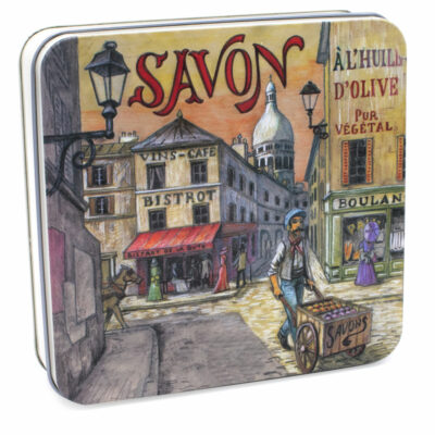 Boite en metal vintage illustrée par un dessin du quartier de Montmartre contenant 4 savons de 100g chacun à la rose- à la lavande- à la verveine et à la fleur de coton de la collection "Coffrets Savons" - Fabriqué en France par La Savonnerie de Nyons