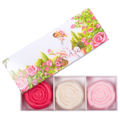 Coffret de 3 mini savons de 50g- rouge- rose et blanc- chacun en forme de roses et parfumés à la rose de la collection "Coffrets Savons" - Fabriqué en France par La Savonnerie de Nyons