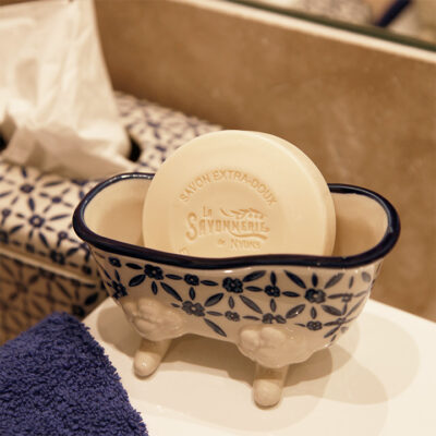 Porte savon bleu en forme de baignoire La Savonnerie de Nyons