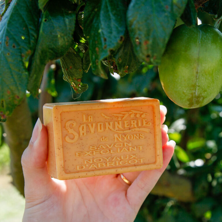 Savon exfoliant noyaux d'abricot de la Savonnerie de Nyons