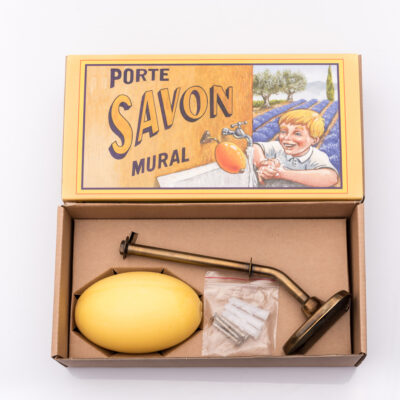 Detail du contenu de la boite avec support laiton & Savon Rotatif à la verveine avec son emballage en caton decoré de la collection de savons parfumés "Portes Savons" - Fabriqué en France par La Savonnerie de Nyons