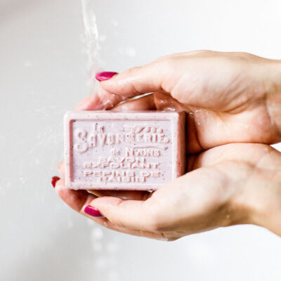 Savon exfoliant pépins de raisin de la Savonnerie de Nyons