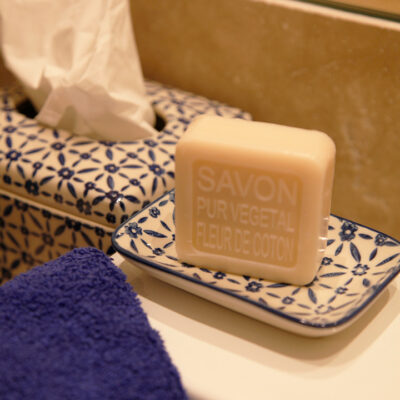 Porte savon rectangulaire bleu céramique La Savonnerie de Nyons