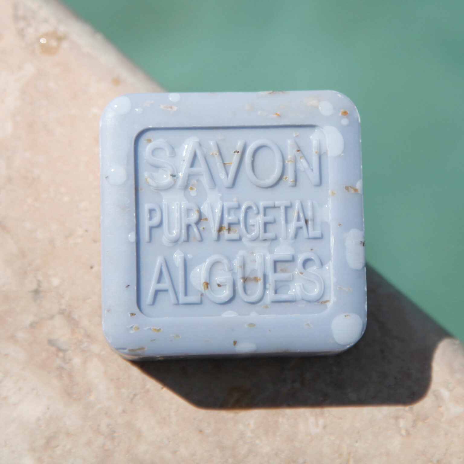 Savon vegetal carré de 100g aux algues de couleur bleue - Fabrication traditionnelle française par La Savonnerie de Nyons