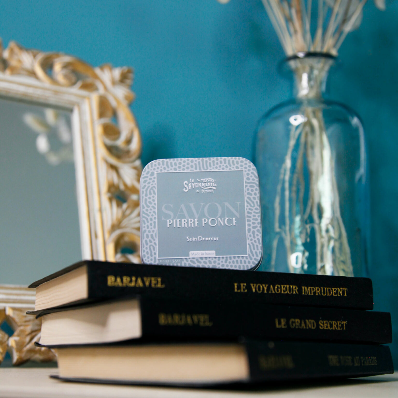 Savon á la pierre ponce exfoliant pour les pieds mis en scene dans un decor de maison - Fabrication traditionnelle française par La Savonnerie de Nyons