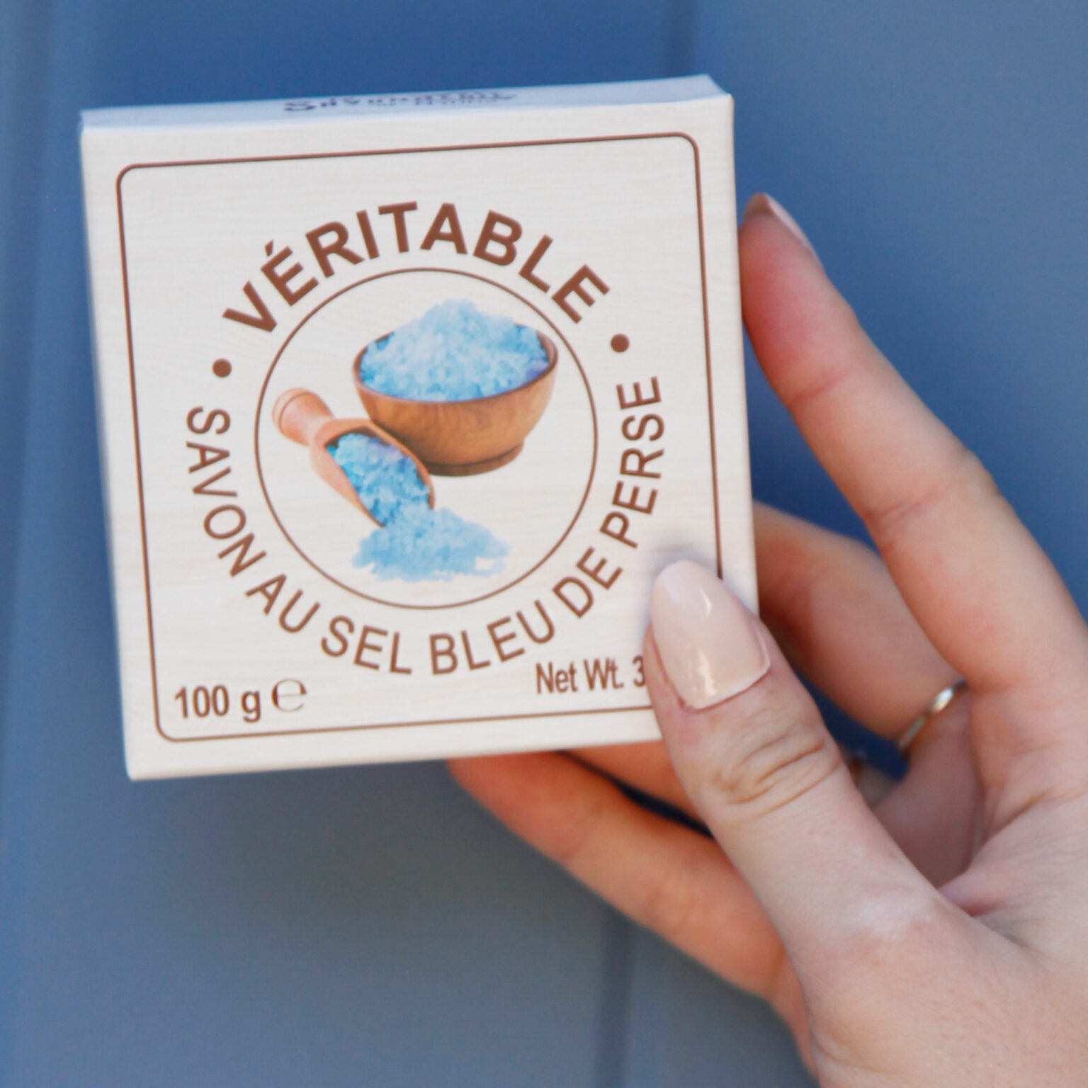 Emballage de savon naturel au sel bleu de Perse au vertues exfoliantes presenté sur fond bleu - Fabrication traditionnelle française par La Savonnerie de Nyons