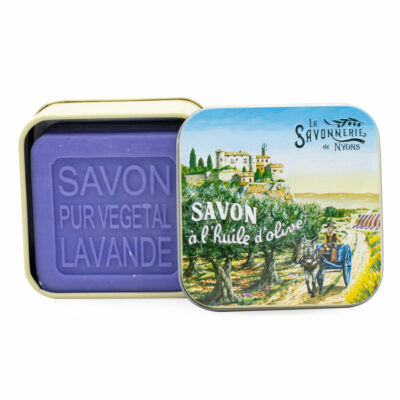 Savons dans une boite en métal avec une illustration de village de la collection de savons "Boites avec Savons"