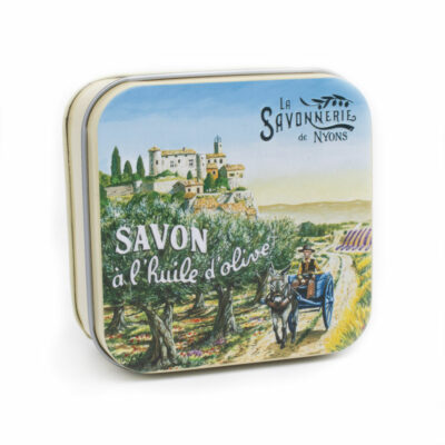 Savons dans une boite en métal avec une illustration de village de la collection de savons "Boites avec Savons" - Fabriqué en France par La Savonnerie de Nyons