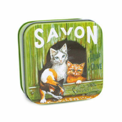 Savons dans une boite en métal avec une illustration de plusieurs chats blancs de la collection de savons  "Boites avec Savons" - Fabriqué en France par La Savonnerie de Nyons