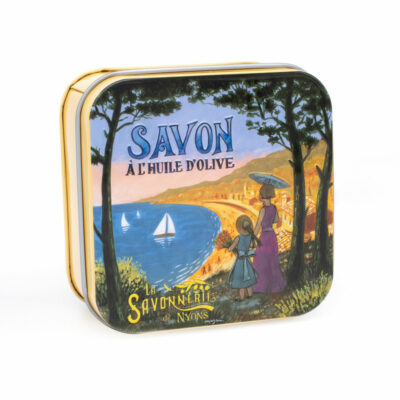 Savons dans une boite en métal avec une illustration de paysage de la Côte d'Azur de la collection de savons  "Boites avec Savons" - Fabriqué en France par La Savonnerie de Nyons