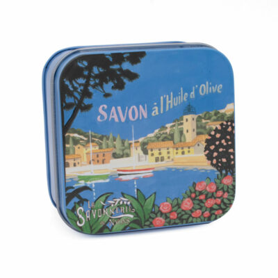 Savons dans une boite en métal avec une illustration de paysage de marina et bateaux de la collection de savons  "Boites avec Savons" - Fabriqué en France par La Savonnerie de Nyons