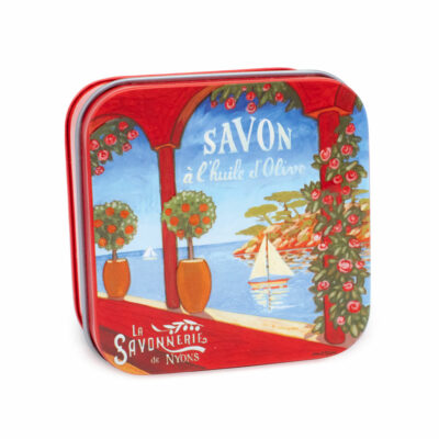 Savons dans une boite en métal avec une illustration de paysage de la Riviera française de la collection de savons  "Boites avec Savons" - Fabriqué en France par La Savonnerie de Nyons