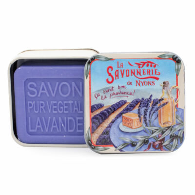 Savons dans une boite en métal avec une illustration de paysage champs de lavande  de la collection de savons  "Boites avec Savons"