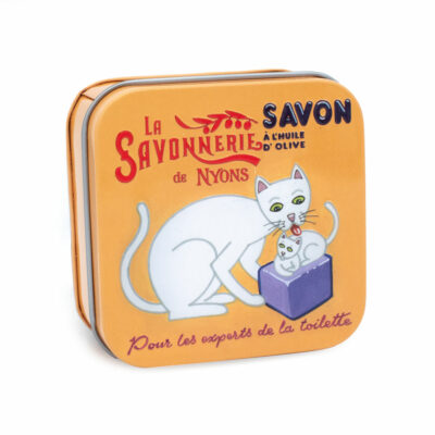 Boite à savon en métal avec une illustration de chats blancs sur fond orange de la collection de savons "Boites avec Savons" - Fabriqué en France par La Savonnerie de Nyons