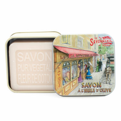 Savons dans une boite en métal avec une illustration de boutique de village de la collection de savons  "Boites avec Savons"