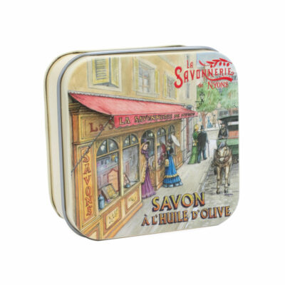 Boite à savon en métal avec une illustration de boutique de village de la collection de savons "Boites avec Savons" - Fabriqué en France par La Savonnerie de Nyons