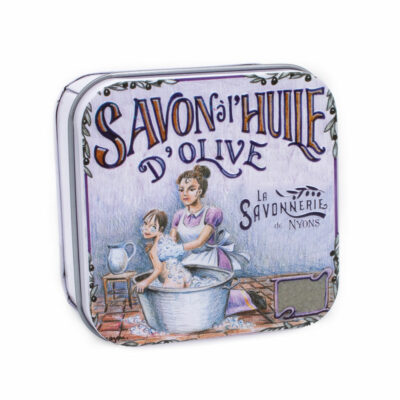 Savons dans une boite en métal avec une illustration d'une scène de bain de la collection de savons  "Boites avec Savons" - Fabriqué en France par La Savonnerie de Nyons