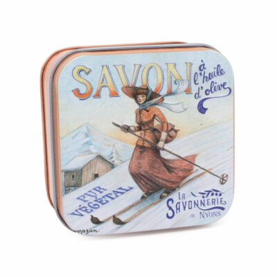 Savons dans une boite en métal avec une illustration de sport d'hiver et ski de la collection de savons  "Boites avec Savons" - Fabriqué en France par La Savonnerie de Nyons