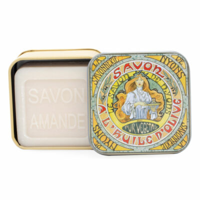 Savons dans une boite en métal avec une illustration art deco inspirée des peintures de Mucha de la collection de savons  "Boites avec Savons"