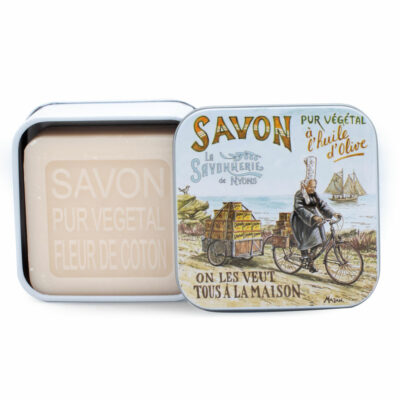 Savons dans une boite en métal avec une illustration retro d'un Bigouden Breton de la collection de savons  "Boites avec Savons"