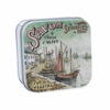 Boite à savon en métal avec une illustration retro d'un port de pêche de la collection de savons "Boites avec Savons" - Fabriqué en France par La Savonnerie de Nyons