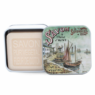 Savons dans une boite en métal avec une illustration retro d'un port de pêche de la collection de savons  "Boites avec Savons"