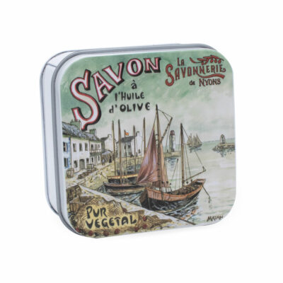 Savons dans une boite en métal avec une illustration retro d'un port de pêche de la collection de savons  