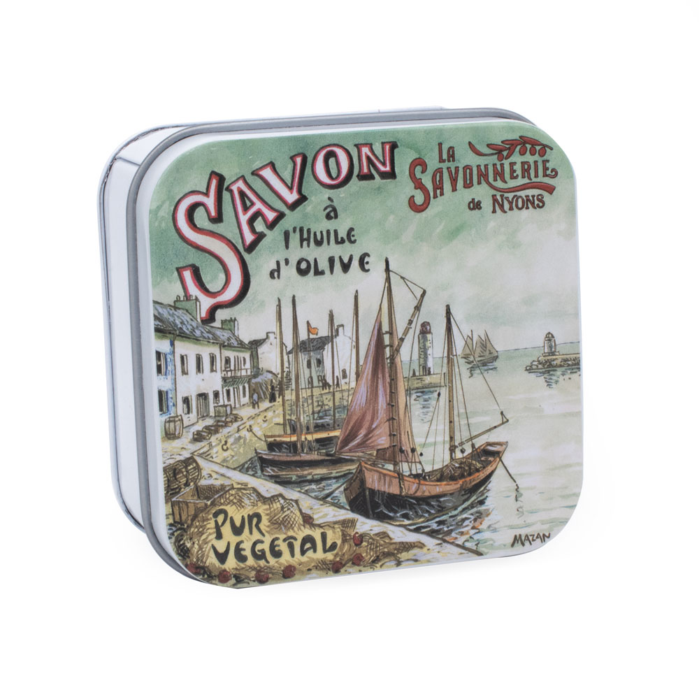 Savons dans une boite en métal avec une illustration retro d'un port de pêche de la collection de savons  "Boites avec Savons" - Fabriqué en France par La Savonnerie de Nyons