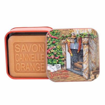 Savon de Noël dans une boite en métal retro illustrée avec une cheminée décorée pour Noël de la collection de savons parfumés "Boites avec Savons"