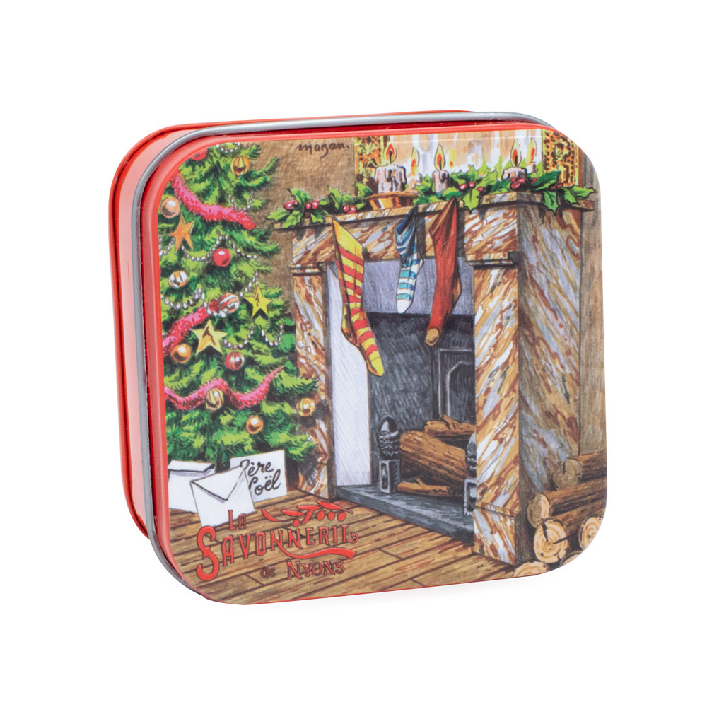 Savon de Noël dans une boite en métal retro illustrée avec une cheminée décorée pour Noël de la collection de savons parfumés "Boites avec Savons" - Fabriqué en France par La Savonnerie de Nyons