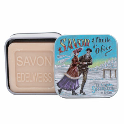 Savon dans une boite en métal retro illustrée avec une scène de patinage sur glace en hiver de la collection de savons parfumés "Boites avec Savons"