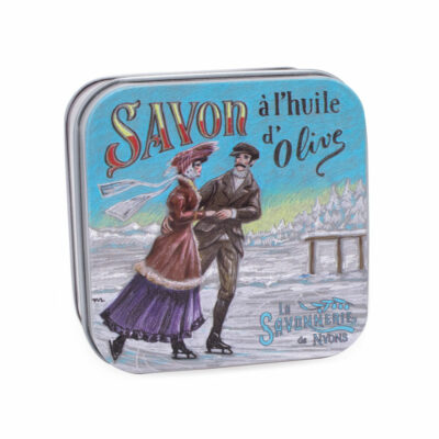 Savon dans une boite en métal retro illustrée avec une scène de patinage sur glace en hiver de la collection de savons parfumés 