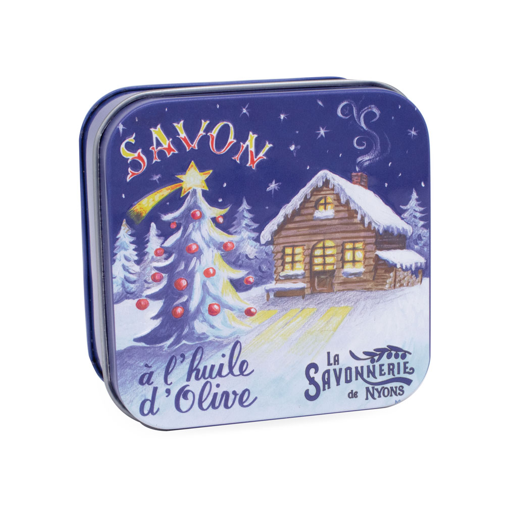 Savon dans une boite en métal retro illustrée avec un chalet de montagne décoré pour Noël de la collection de savons parfumés "Boites avec Savons" - Fabriqué en France par La Savonnerie de Nyons