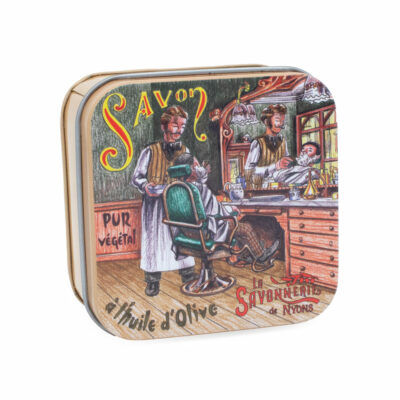 Boite à savon en métal retro illustrée avec un barbier de la collection de savons parfumés "Savons des Métiers" - Fabriqué en France par La Savonnerie de Nyons