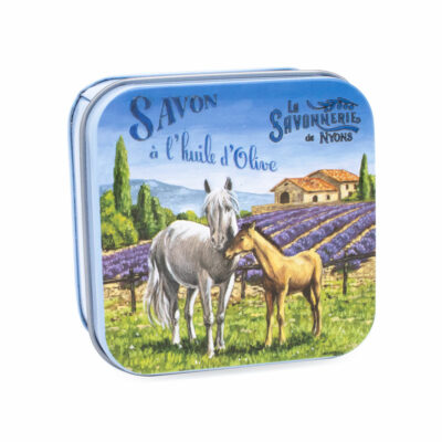 Savon dans une boite en métal retro illustrée par des chevaux de la collection de savons parfumés "Boites avec Savons" - Fabriqué en France par La Savonnerie de Nyons