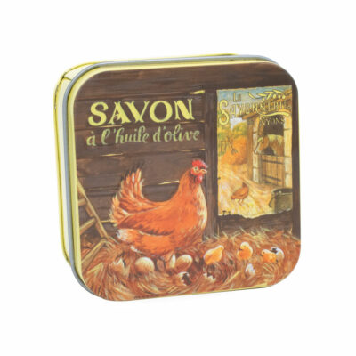 Savon dans une boite en métal retro illustrée par une poule de la collection de savons parfumés "Boites avec Savons" - Fabriqué en France par La Savonnerie de Nyons