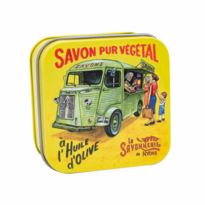 Savon dans une boite en métal retro illustrée par une camionette anicenne de la collection de savons parfumés "Boites avec Savons" - Fabriqué en France par La Savonnerie de Nyons