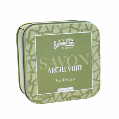 Savon à l'argile verte dans une boite en métal verte de la collection de savons parfumés "Savons à l’argile" - Fabriqué en France par La Savonnerie de Nyons