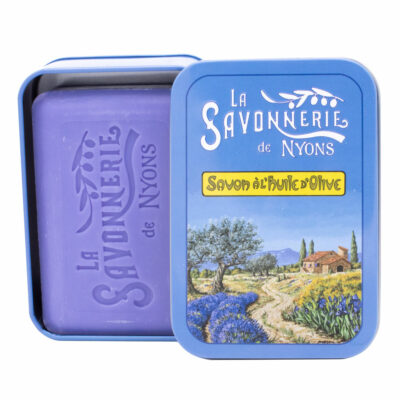 Savon de 200g à la lavande dans une boite en metal illustrée par un paysage provençal de la collection "Boites avec Savons"