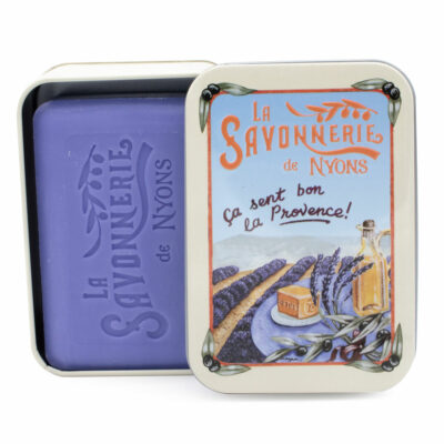 Savon de 200g à la lavande dans une boite en metal illustrée par un dessin retro de champ de lavande de la collection "Boites avec Savons"