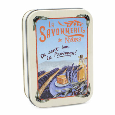 Savon de 200g à la lavande dans une boite en metal illustrée par un dessin retro de champ de lavande de la collection "Boites avec Savons" - Fabriqué en France par La Savonnerie de Nyons